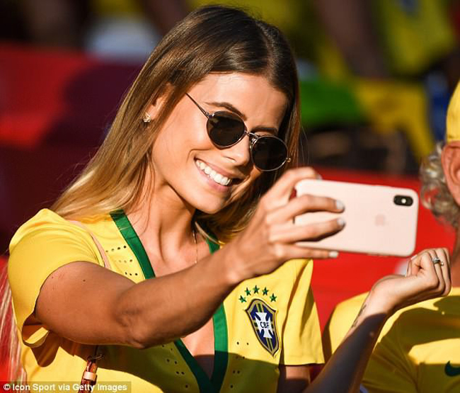 Cô cũng có mặt trên khán đài và không quên ghi lại những khoảnh khắc đáng nhớ trong trận đấu của Brazil và Serbia.