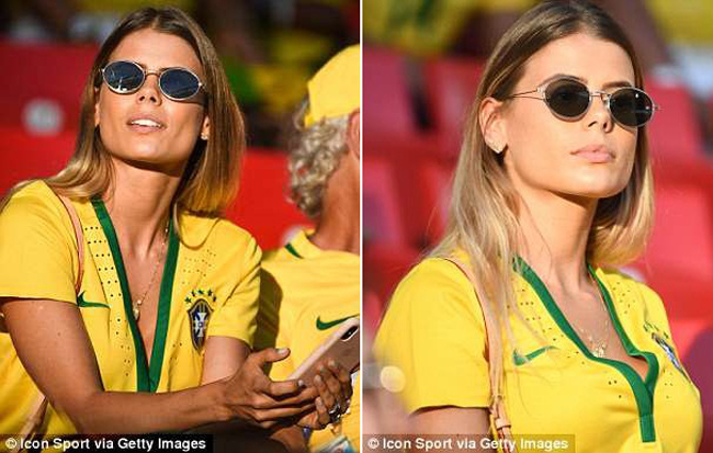 Cô còn vui vẻ chụp ảnh cùng cô bạn siêu mẫu - Izabel Goulart để ăn mừng chiến thắng của Brazil.