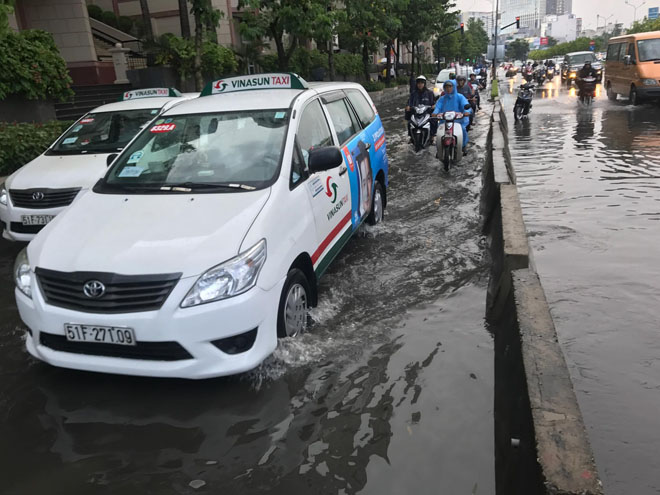 “Quái vật” hút nước sau cơn mưa và hình ảnh bất ngờ ở “rốn ngập” Sài Gòn - 2