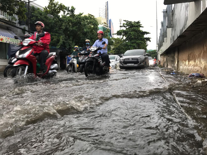 “Quái vật” hút nước sau cơn mưa và hình ảnh bất ngờ ở “rốn ngập” Sài Gòn - 3