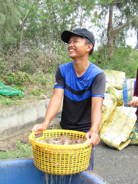 Muốn giàu nuôi cá, muốn khá, có tiền tỷ thì nuôi tôm...khác người - 3