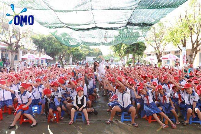 Trẻ em Vĩnh Long háo hức với “Lớp học bơi cho cá” đầu tiên - 1
