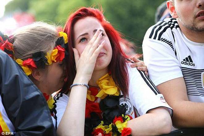 Ấn tượng World Cup 28/6: Fan nữ mếu máo vì ĐT Đức, Mexico đội ơn Hàn Quốc - 2