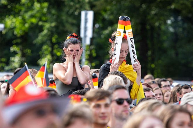 Ấn tượng World Cup 28/6: Fan nữ mếu máo vì ĐT Đức, Mexico đội ơn Hàn Quốc - 5