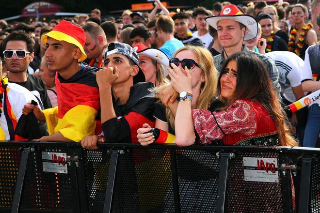 Ấn tượng World Cup 28/6: Fan nữ mếu máo vì ĐT Đức, Mexico đội ơn Hàn Quốc - 6