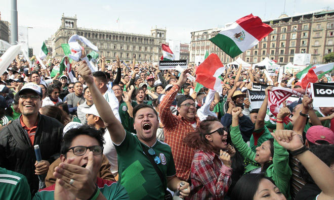 Ấn tượng World Cup 28/6: Fan nữ mếu máo vì ĐT Đức, Mexico đội ơn Hàn Quốc - 10