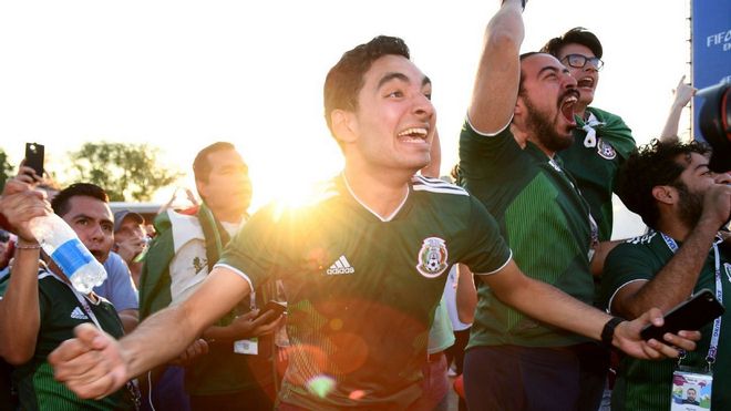 Ấn tượng World Cup 28/6: Fan nữ mếu máo vì ĐT Đức, Mexico đội ơn Hàn Quốc - 13