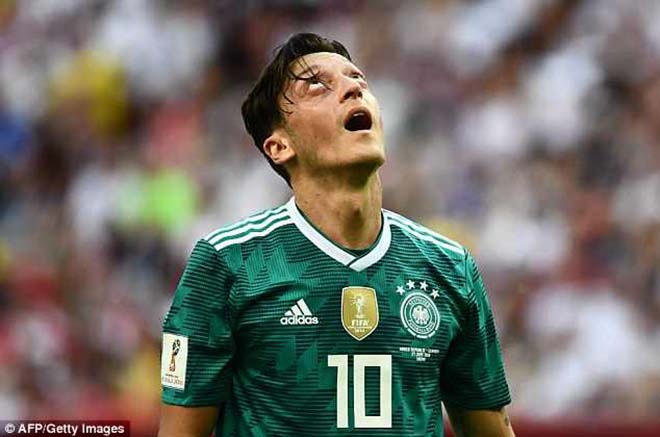 Đức ê mặt World Cup: Bị fan quay lưng, Ozil học Messi từ giã đội tuyển? - 5