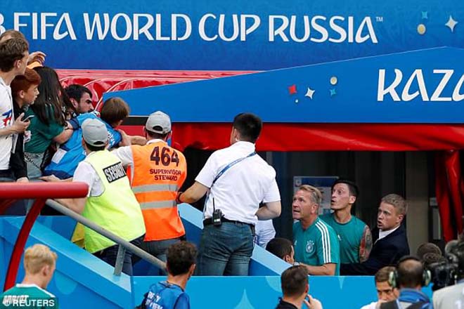 Đức ê mặt World Cup: Bị fan quay lưng, Ozil học Messi từ giã đội tuyển? - 1