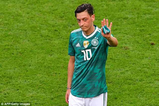 Đức ê mặt World Cup: Bị fan quay lưng, Ozil học Messi từ giã đội tuyển? - 7