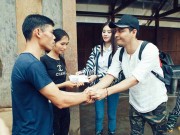 Đời sống Showbiz - MC Phan Anh nhận &quot;gạch đá&quot; vì áo quần tinh tươm khi từ thiện vùng lũ