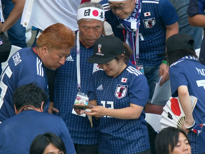 Nhật Bản chấn động World Cup: Hot girl &#34;rơi lệ&#34;, triệu fan ăn mừng như vô địch - 1