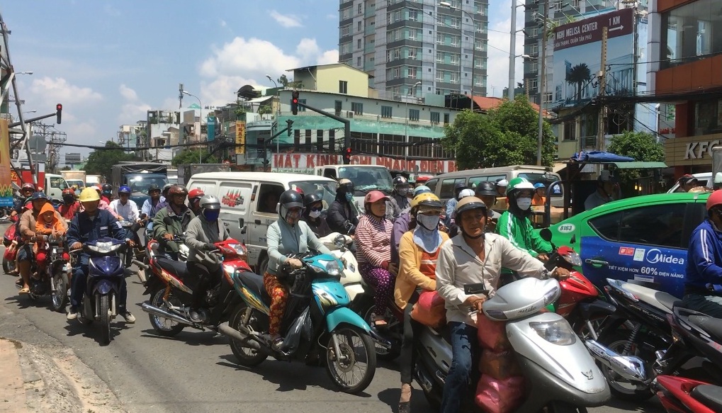 Người dân hiếu kỳ xem tai nạn chết người, cảnh sát “mỏi miệng” nhắc nhở - 3