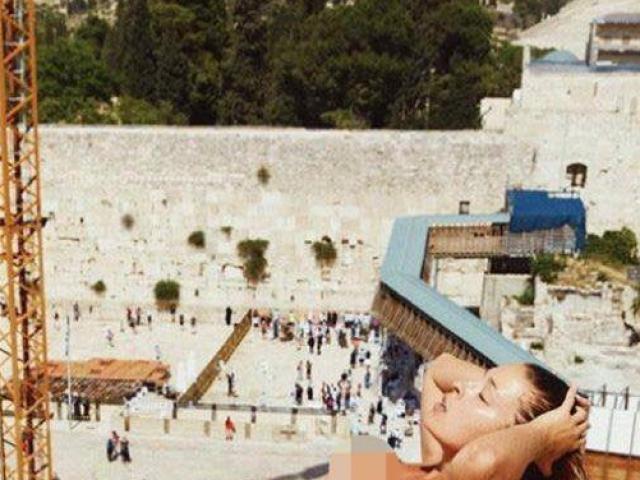 Chụp ảnh khỏa thân trước bức tường thiêng, cô gái Bỉ bị “ném đá”