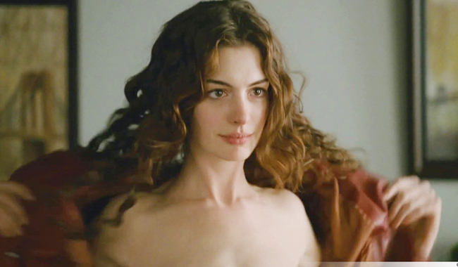 Năm 2010, Anne Hathaway nhận vai chính trong bộ phim về tình yêu, tình dục gắn mác 18+ Love and other drugs. Cô đã táo bạo phô trọn vòng 1 trước ống kính và có nhiều cảnh phim táo bạo.