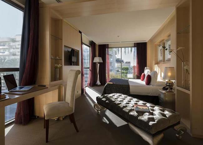 Khách sạn có tất cả 77 phòng, mỗi phòng có giá 250 EUR/đêm (6,6 triệu đồng).