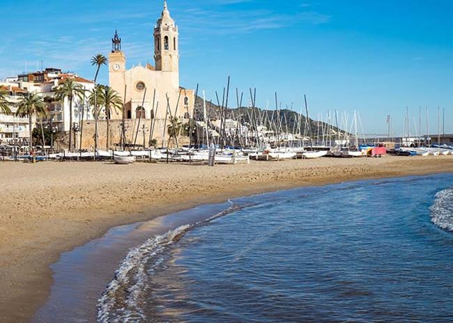Khách sạn nằm ngay gần bờ biển và thị trấn biển của Sitges, cách Barcelona 40km.