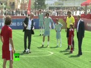 Thế giới - Video: Tổng thống Putin trổ tài chơi bóng đá cùng Chủ tịch FIFA