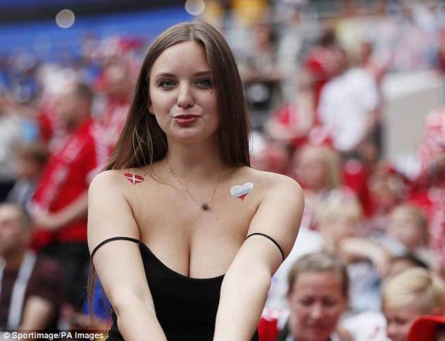 Fan nữ xinh đẹp của Đan Mạch xứng đáng là cô gái gây chú ý nhất vòng bảng.