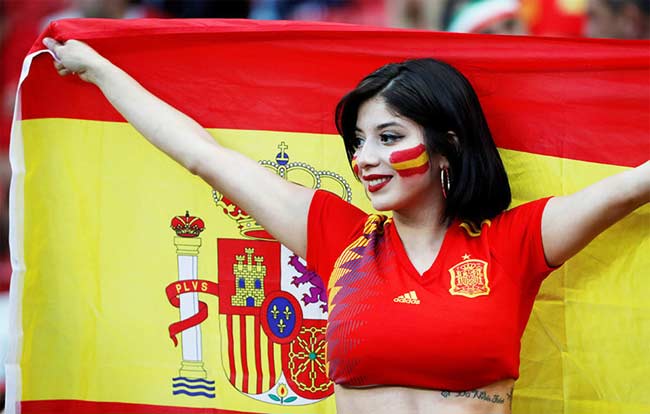 Một người đẹp tự cắt áo tuyển Tây Ban Nha để cổ vũ đội bóng bò tót.