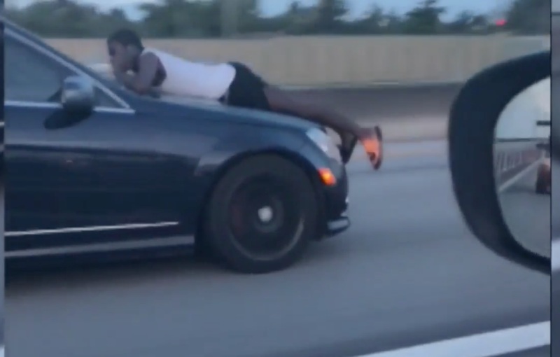 Video: Bám trên nóc capo chiếc xe của chính mình lao vút trên đường - 1
