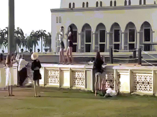 Nhảy sexy trước nhà thờ Hồi giáo, hai cô gái TQ gây phẫn nộ