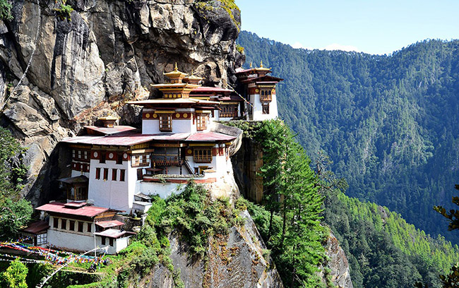 Đền hổ, Bhutan: Còn được gọi là Taktsang, nó là một tu viện thiêng liêng được xây dựng trên một vách núi đá cao hơn 3.000 m so với thung lũng Paro.