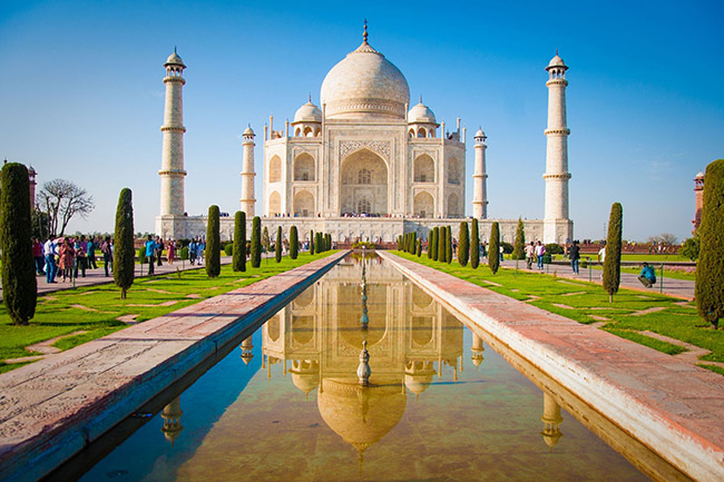 Taj Mahal, Ấn Độ: Năm 1632, Hoàng đế bắt đầu xây dựng một nhà thờ Hồi giáo để tưởng niệm người vợ yêu thích của mình. Nó được hoàn thành vào năm 1648 và là viên ngọc của cộng đồng Hồi giáo ở Ấn Độ.