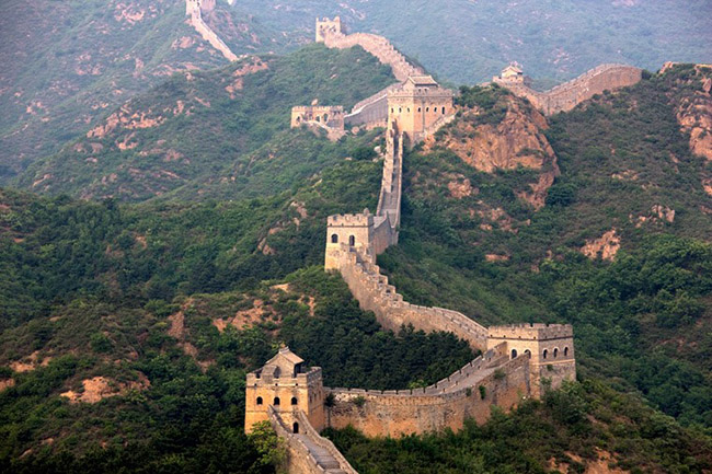 Great Wall của Trung Quốc, Trung Quốc: Cấu trúc khổng lồ này ban đầu được xây dựng như một bức tường phòng thủ. Với chiều dài 3945 dặm, nó là bức tường dài nhất trên trái đất.