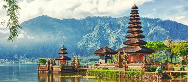 Bali, Indonesia: Mặt trời, biển xanh thẳm và những bãi biển cát trắng chạy dài. Bali là thiên đường nhiệt đới dành cho bạn.