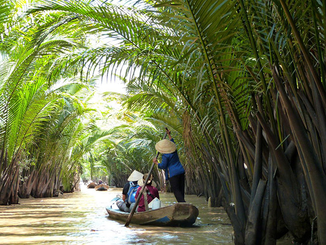 Đồng bằng sông Cửu Long, Việt Nam: Sông Mekong còn là một cái chợ nổi để người dân địa phương bán hoa trái của họ. Bạn có thể tìm thấy khá nhiều loại trái cây nhiệt đới rất ngon lành tại đây.