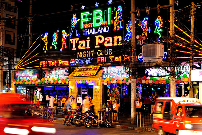 Patong, Thái Lan: Patong là nơi để du khách được trải nghiệm một cuộc sống về đêm tuyệt vời. Vào ban đêm vẫn có rất nhiều nhà hàng, quán bar và vũ trường mở cửa.