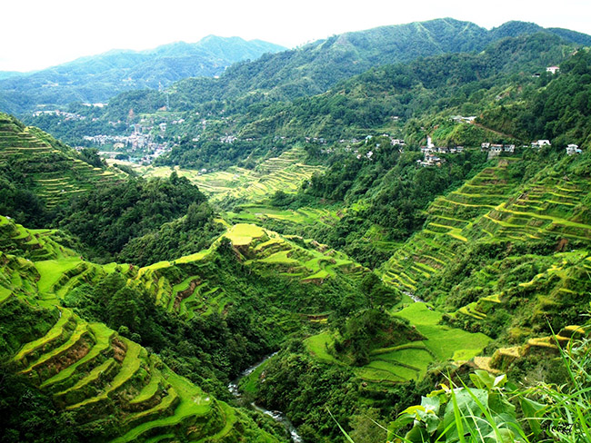 Banaue, Philippines: Banaue là một thị trấn nhỏ ở Philippines. Nó nổi tiếng với những ruộng bậc thang. Các ruộng bậc thang có từ nhiều năm trước và hiện nay là một phần của Di sản Thế giới được UNESCO công nhận.