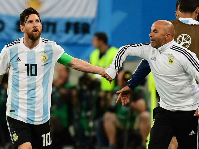 Vòng 1/8 World Cup: ”Đại ca” Messi bị tố lạm quyền, HLV Argentina nói gì?