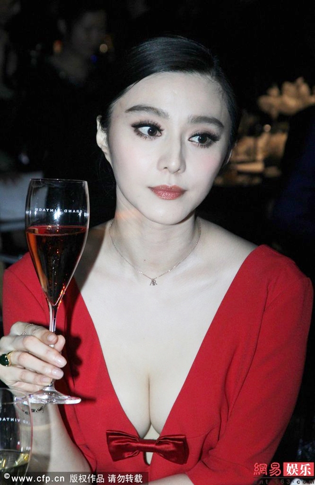 Năm 2015, một bảng giá tiếp rượu của các mỹ nhân Hoa ngữ bị lộ trong đó có Phạm Băng Băng. Mức giá của nàng Hoa đán là 1,7 tỷ đồng.