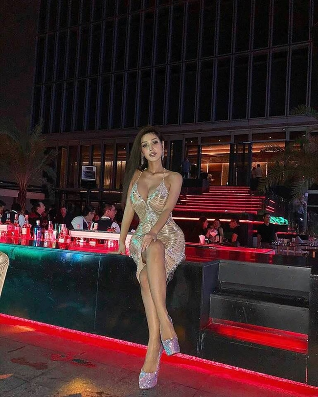 Đinh Phương Ánh ăn vận sexy khi đi chơi quán bar cùng bạn bè.