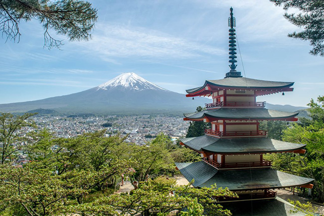 Chùa Chureito trên núi Phú Sĩ” Núi Phú Sĩ là ngọn núi cao nhất ở Nhật Bản và là một trong những địa danh mang tính biểu tượng của đất nước. Điểm đẹp nhất để chiêm ngưỡng núi Phú Sĩ chắc chắn là ở chùa Chureito.