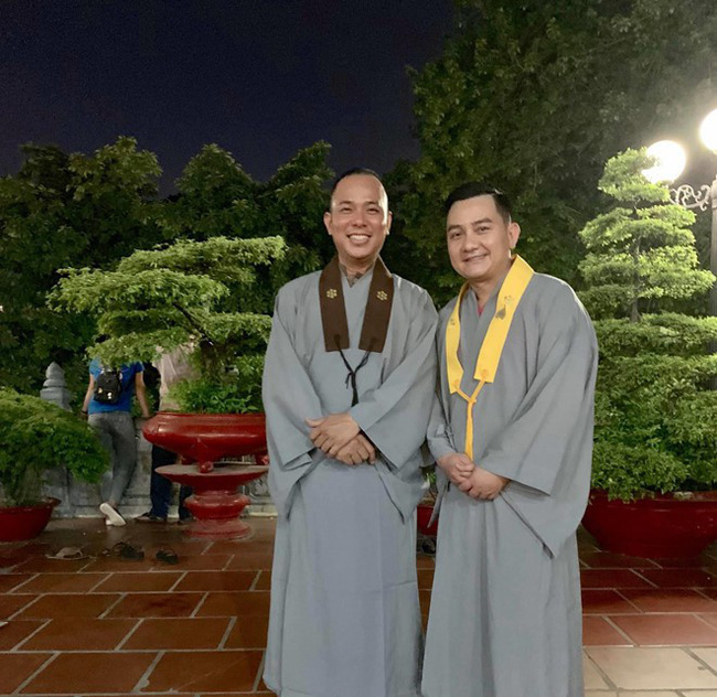 Ngày 24.3, Anh Vũ tham gia hoạt động thắp đèn cúng Phật cùng các Phật tử tại chùa Phổ Quang. Từ khi phát hiện mắc bệnh ung thư vào năm 2000, anh luôn giữ tinh thần lạc quan, tập lối sống lành mạnh và chăm rèn luyện sức khỏe.