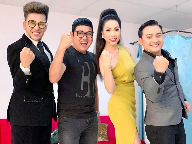 Nghệ sĩ Anh Vũ, Trịnh Kim Chi, Thanh Bạch trong hậu trường một show diễn.