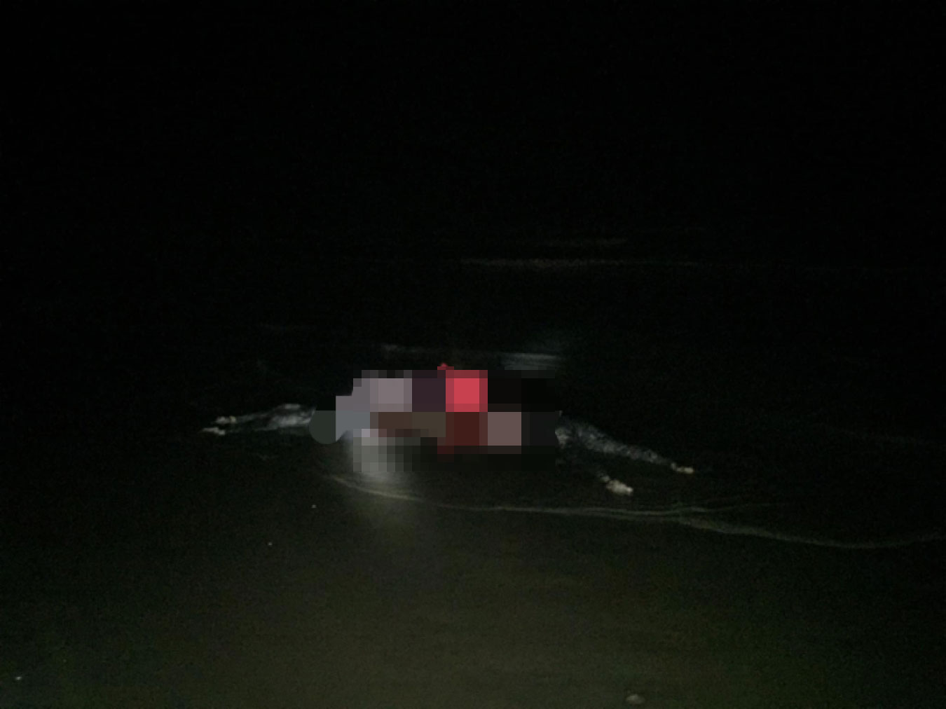 Hai thi thể nam nữ quấn chặt dây trôi dạt vào bờ biển Hà Tĩnh - 1