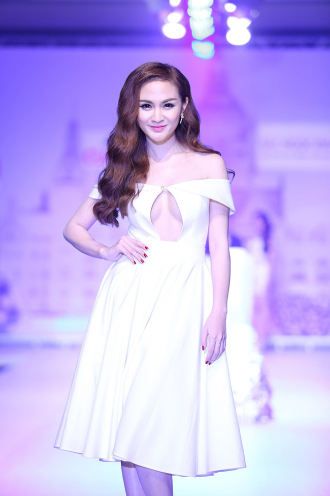 Hot girl Kelly gợi cảm không kém các mỹ nhân khác trong showbiz Việt với thời trang váy khoét ngực.