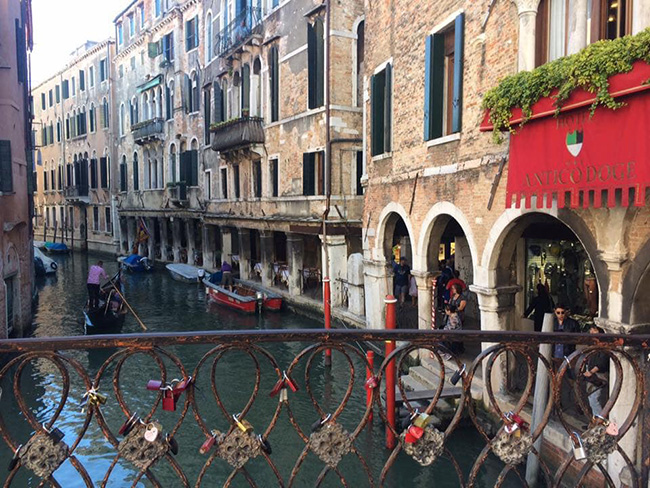 Lượn vòng quanh thành phố, nhìn ngắm làn nước trong xanh và những chiếc thuyền Gondola bồng bềnh trên sông.