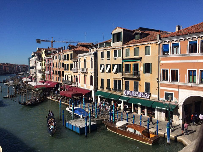 .
Làn nước trong xanh, cầu cảng tập nập thuyền bè, những nhà hàng, khách sạn, quán rượu đông đúc là một nét đẹp riêng, chỉ có ở Venice