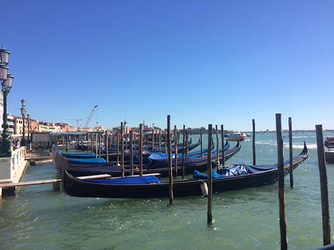 Gondola là loại thuyền truyền thống và đặc trưng nhất của Venice. Với hình dáng nhỏ, dài, mũi thuyền cong vút và được trang trí họa tiết cầu kỳ mang tính thẩm mỹ cao, được sử dụng rất phổ biến cho khách du lịch, thậm chí trong lễ cưới, lễ tang.&nbsp;Nhìn từ trên cao, những chiếc Gondola bồng bềnh trên mặt nước như những nốt nhạc vui vẻ trong bản nhạc với giai điệu du dương mà sâu lắng.