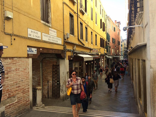 Lấp ló sau vẻ đài các, tráng lệ của Venice còn là một vẻ đẹp giản dị, thanh bình của những khu phố cổ.