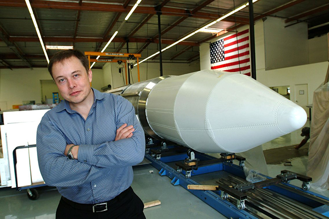 Năm 2004, Elon Musk, khi đó 33 tuổi, nhận được khoản đầu tư trị giá 70 triệu USD đầu tiên vào công ty xe điện Tesla. Trước đó, Musk đã là một triệu phú khởi nghiệp với nhiều công ty công nghệ khác nhau như SpaceX và PayPal