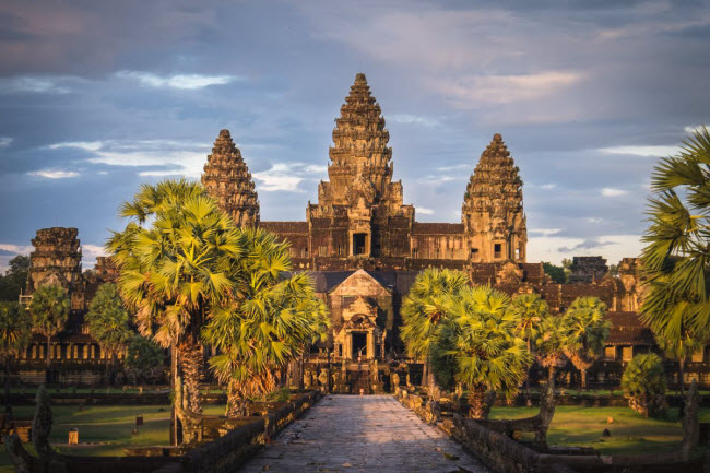 Đền Angkor, Campuchia: Tổ hợp đền Angkor là một trong những khu di tích khảo cổ nổi tiếng nhất ở khu vực Đông Nam Á. Công trình này được xây dựng từ thế kỷ thứ 15 và được UNESCO công nhận là di sản thế giới.