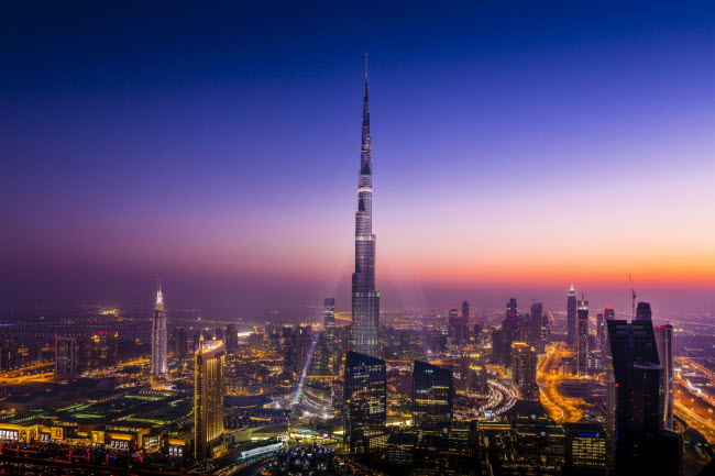 Tòa nhà Burj Khalifa, Dubai: Đây là tòa nhà và cấu trúc độc lập cao nhất thế giới. Từ trên đỉnh công trình này, du khách có thể chiêm ngưỡng toàn cảnh thành phố Dubai.