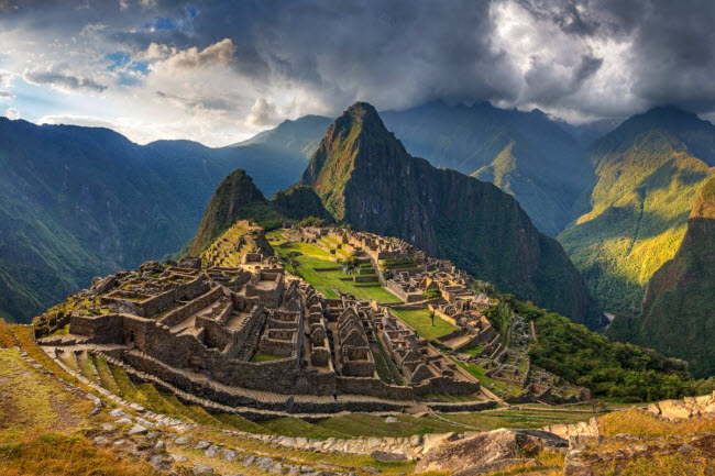 Di tích Machu Picchu, Peru: Thành phố của người Inca cổ đại nằm trên đỉnh một ngọn núi thuộc dãy núi Andes. Trước khi khám phá địa điểm này, du khách nên nghỉ tối tại thị trấn Aguas Calientes để làm quen với độ cao&nbsp; 2.450 m so với mặt nước biển ở nơi đây.