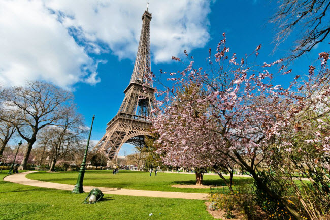 Tháp Eiffel, Pháp: Công trình là một trong những địa điểm thu hút đông du khách nhất thế giới, vì vậy bạn nên tới đây vào mùa xuân hay thu để tránh cảnh đông đúc. Từ trên đỉnh tòa tháp, du khách có thể chiêm ngưỡng toàn cảnh thành phố Paris.